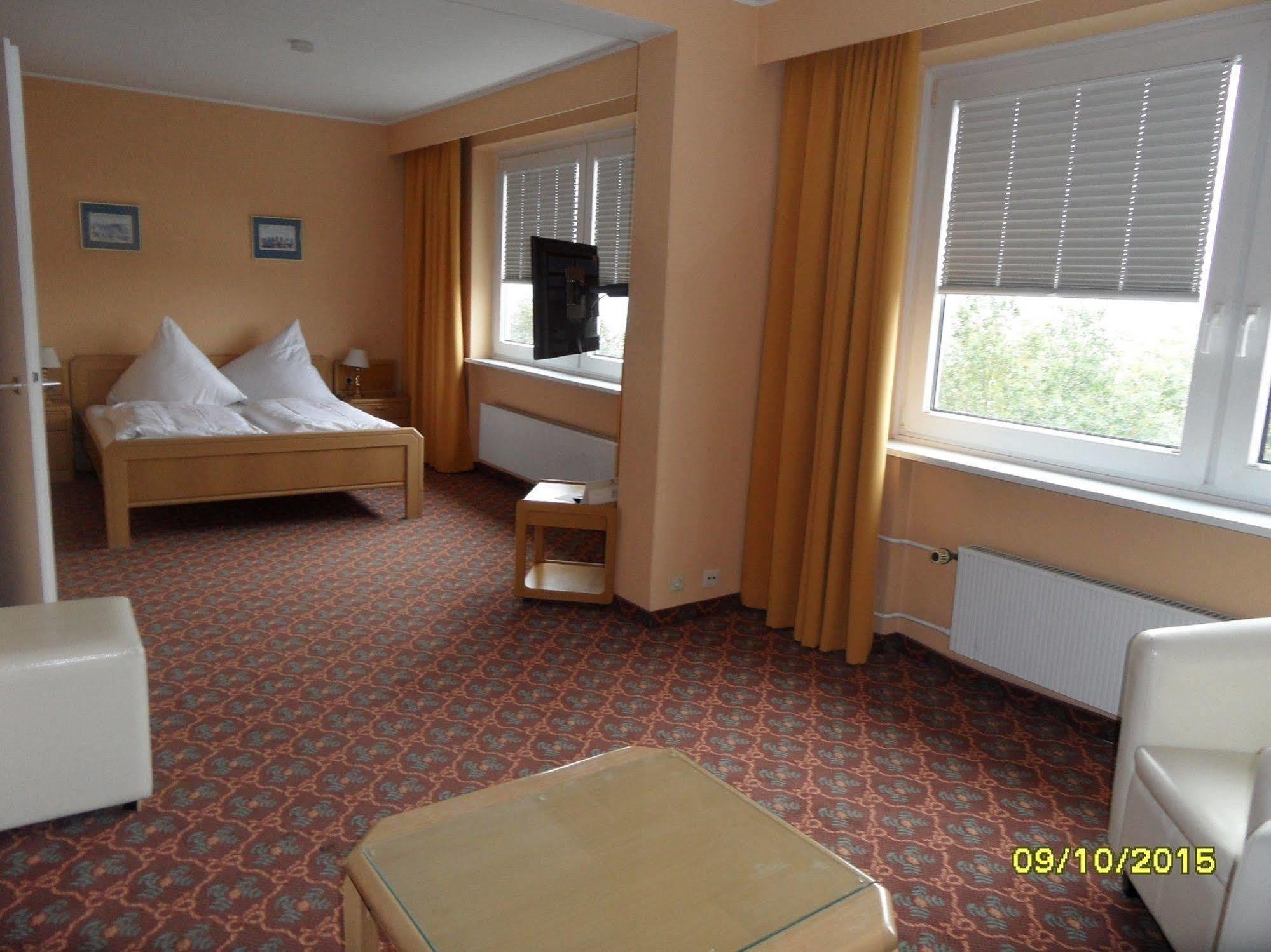 Wiking Hotel Henstedt-Ulzburg Exterior photo